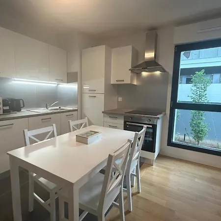 Spacious Appt With Balcony In The 13th Paříž