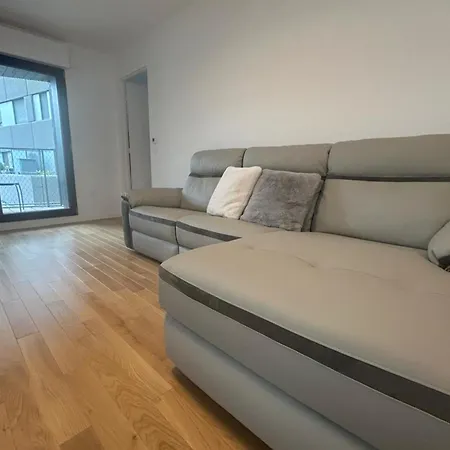 Apartmán Spacious Appt With Balcony In The 13th *
