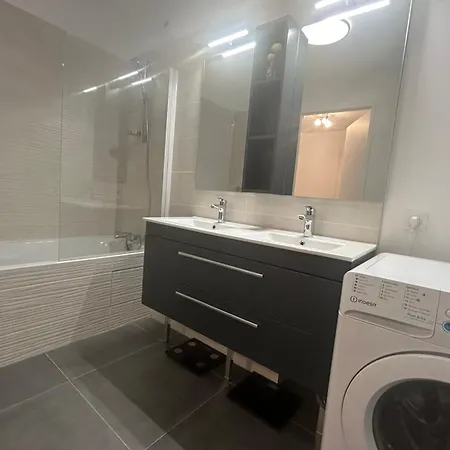 Spacious Appt With Balcony In The 13th
